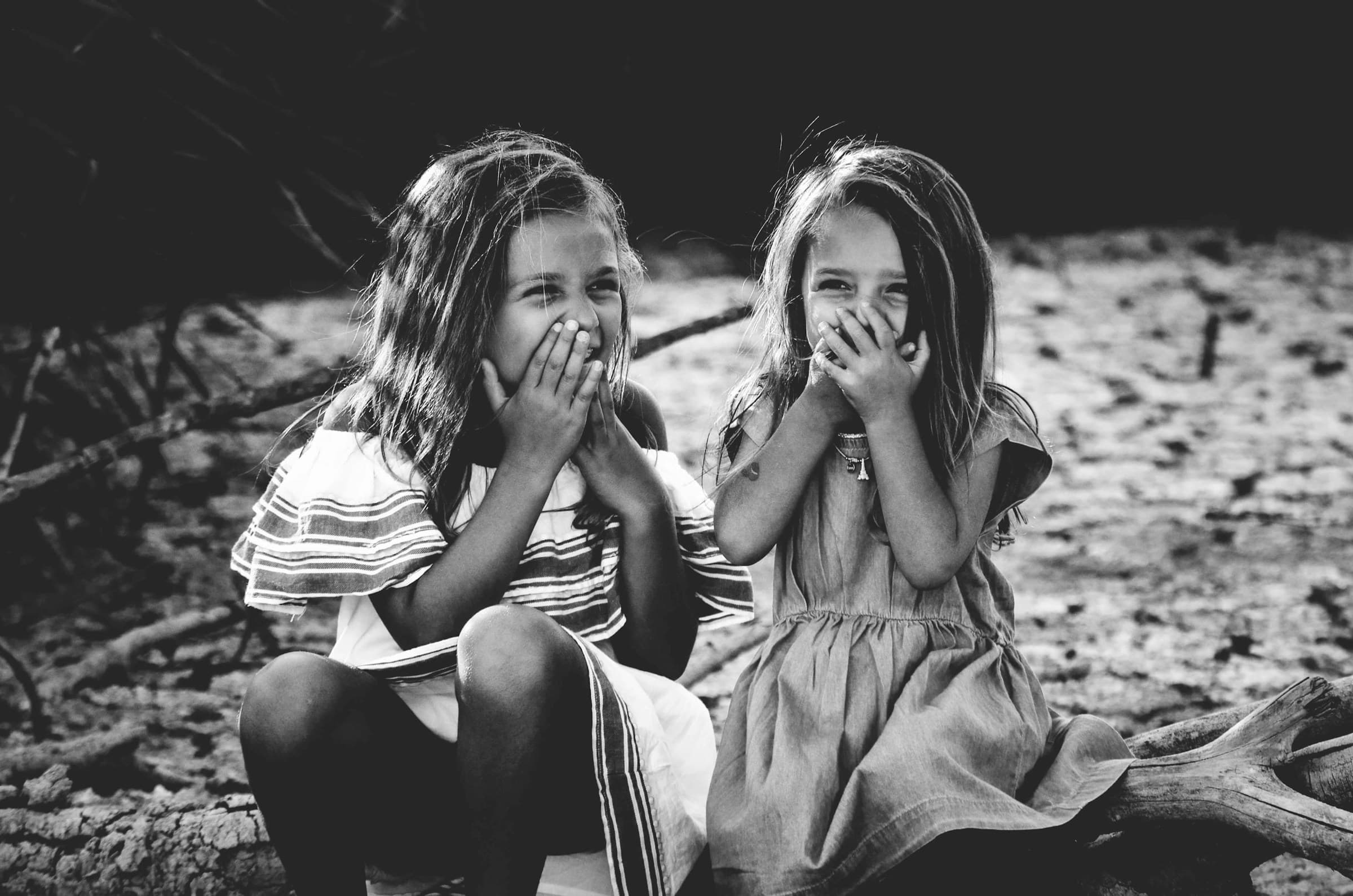 Niñas Sonriendo. Fotografía en Blanco y Negro | ProteinasMedellin.com